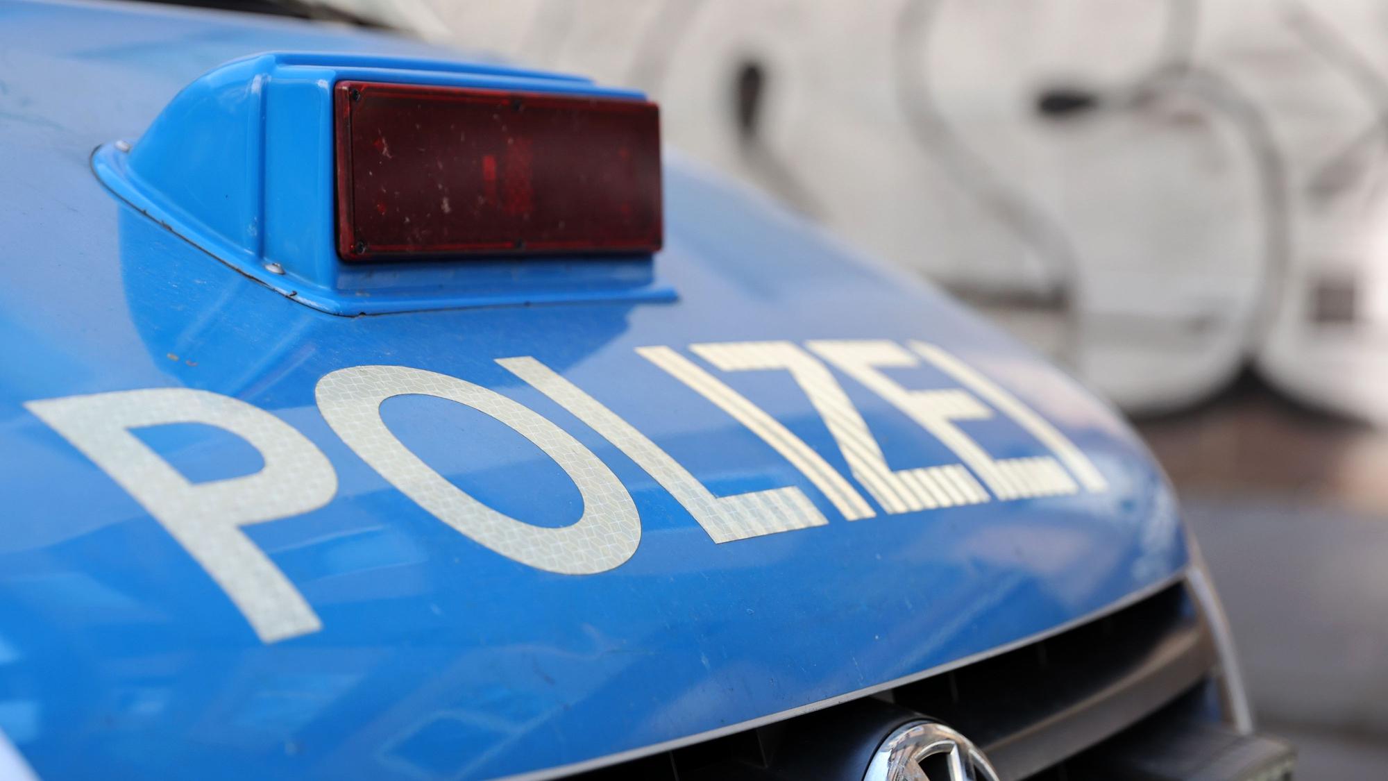 Die Kühlerhaube eines Polizeifahrzeugs