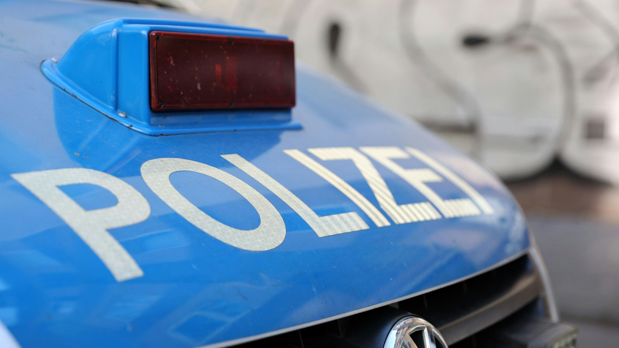 Ein Polizeifahrzeug.