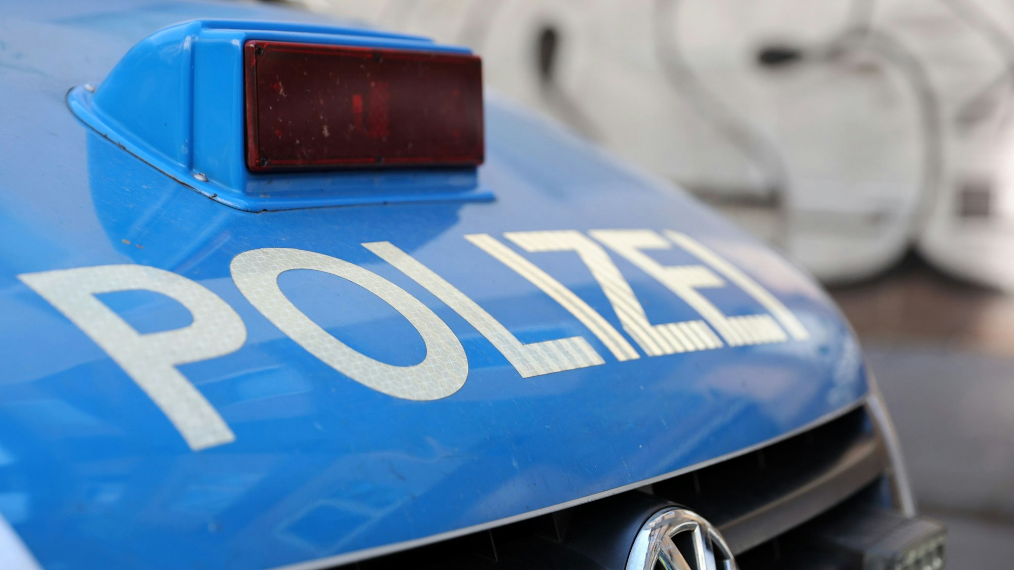 Ein Polizeiauto mit Sirene.