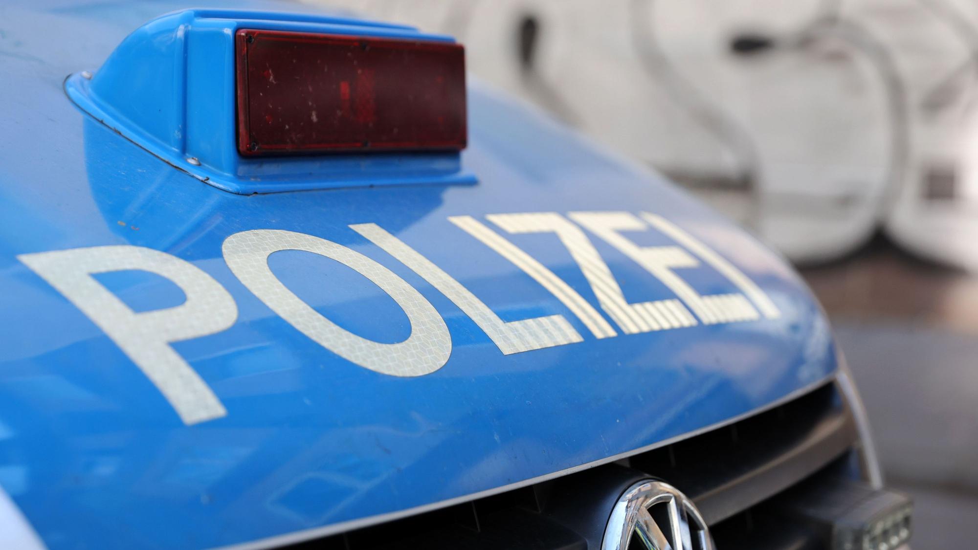 Ein Lkw ist auf der A555 in Brand geraten, die Polizei musste die Autobahn kurzzeitig sperren. (Symbolbild)