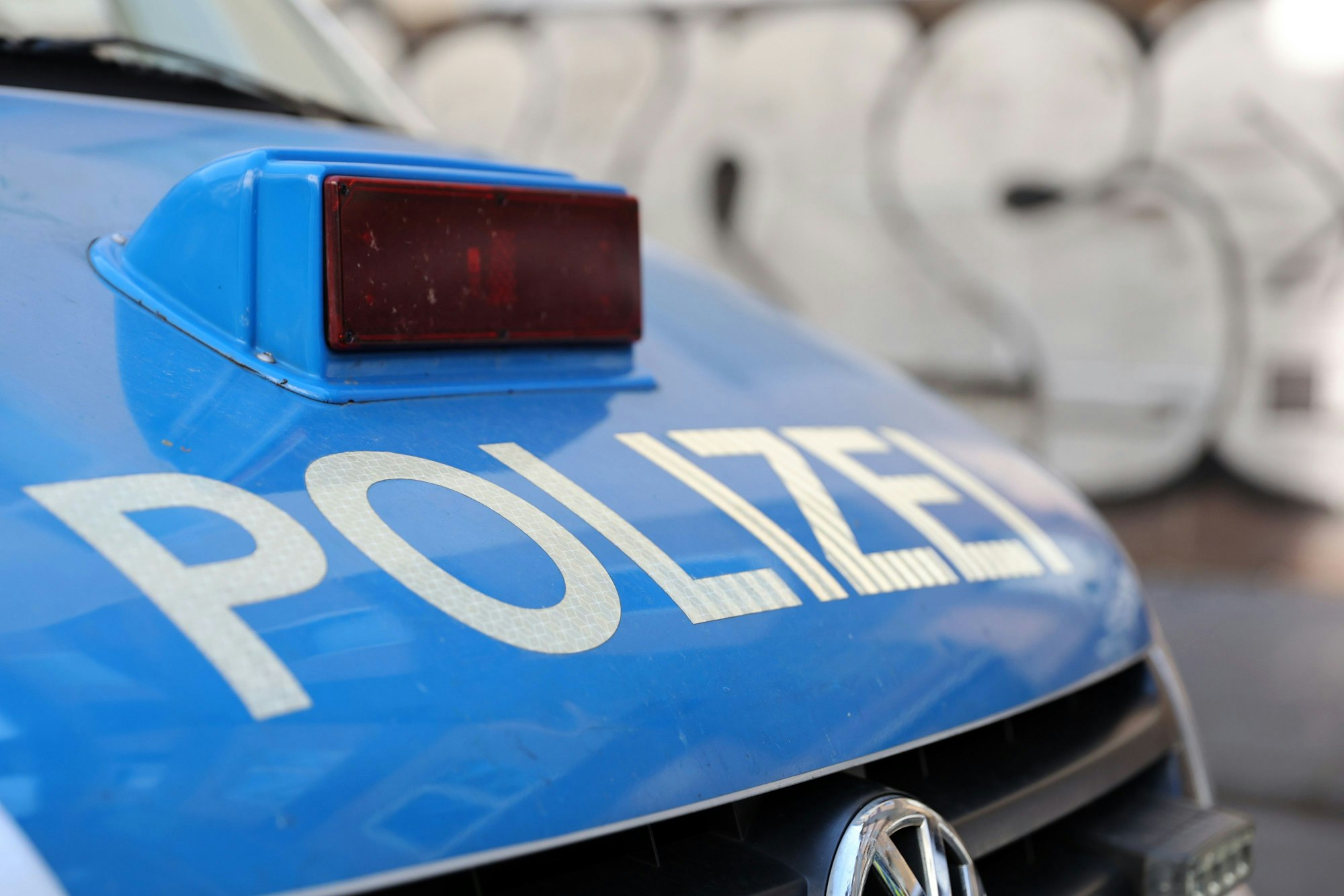 Ein Fahrzeug der Polizei steht in Köln.