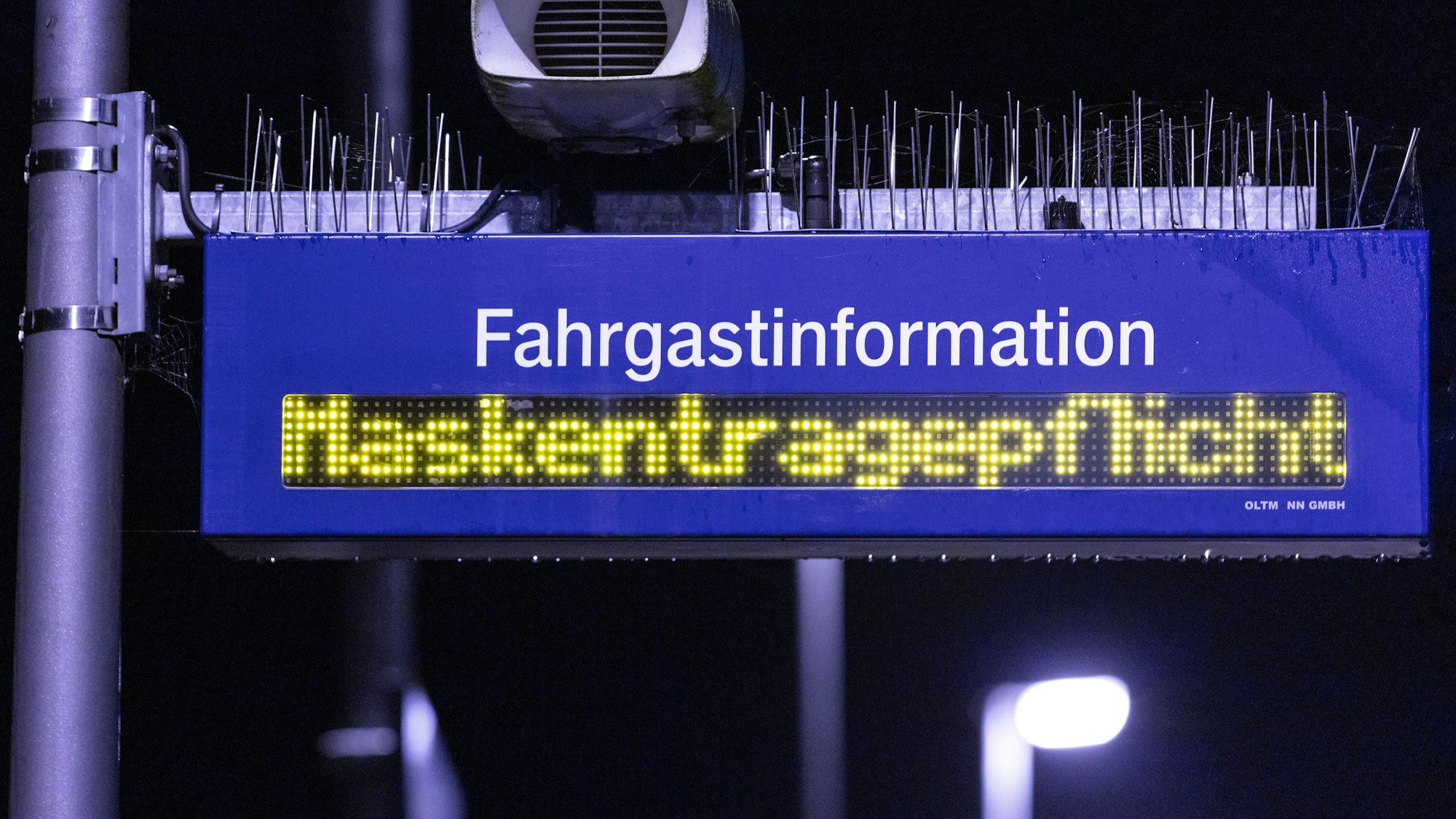 Auf einer Anzeigetafel im Bahnhof wird über die Maskenpflicht zum Schutz vor Corona in Nahverkehrszügen informiert.