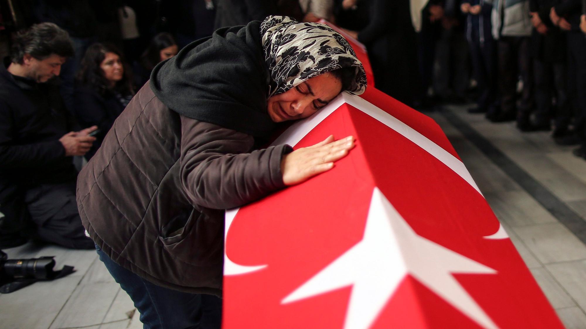 14.11.2022, Türkei, Istanbul: Eine Frau lehnt sich im Rahmen einer Beerdigung über den Sarg eines der Opfer des Anschlages. Bei dem Anschlag am Sonntag, 13.11.2022, auf der belebten Einkaufsstraße Istiklal waren mehrere Menschen getötet worden und viele Weitere verletzt.