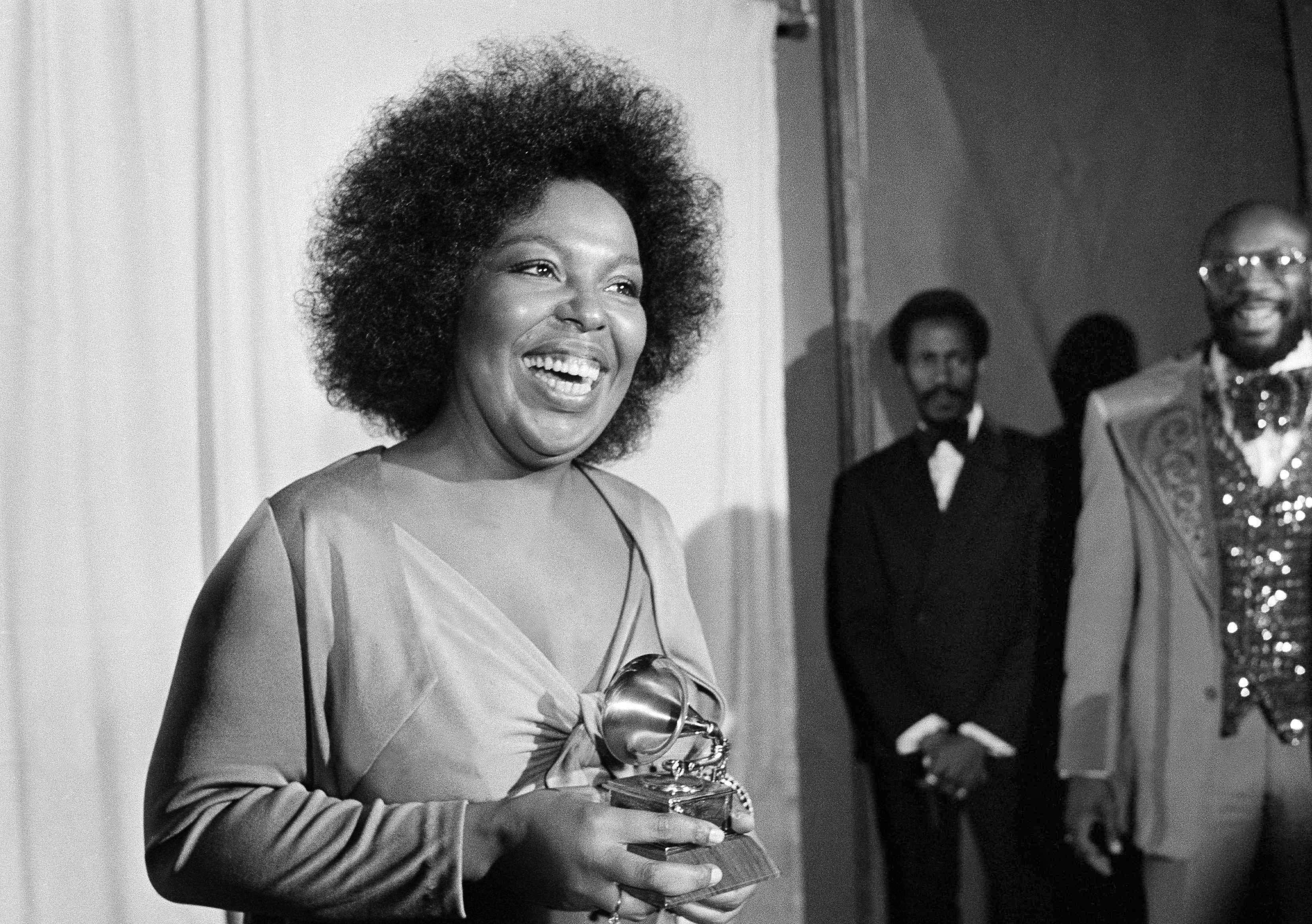 Auf diesem Dateifoto vom 4. März 1974 hält Roberta Flack den Grammy-Preis für ihre Platte „Killing Me Softly With His Song“, während der Sänger Isaac Hayes (rechts) bei der Grammy-Verleihung in Los Angeles zusieht.