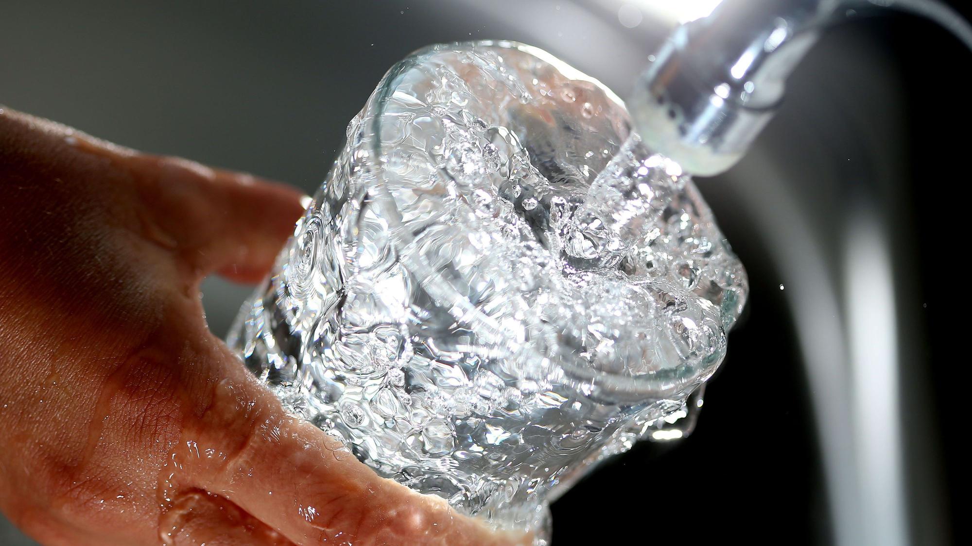 Ein Glas wird mit Wasser gefüllt.