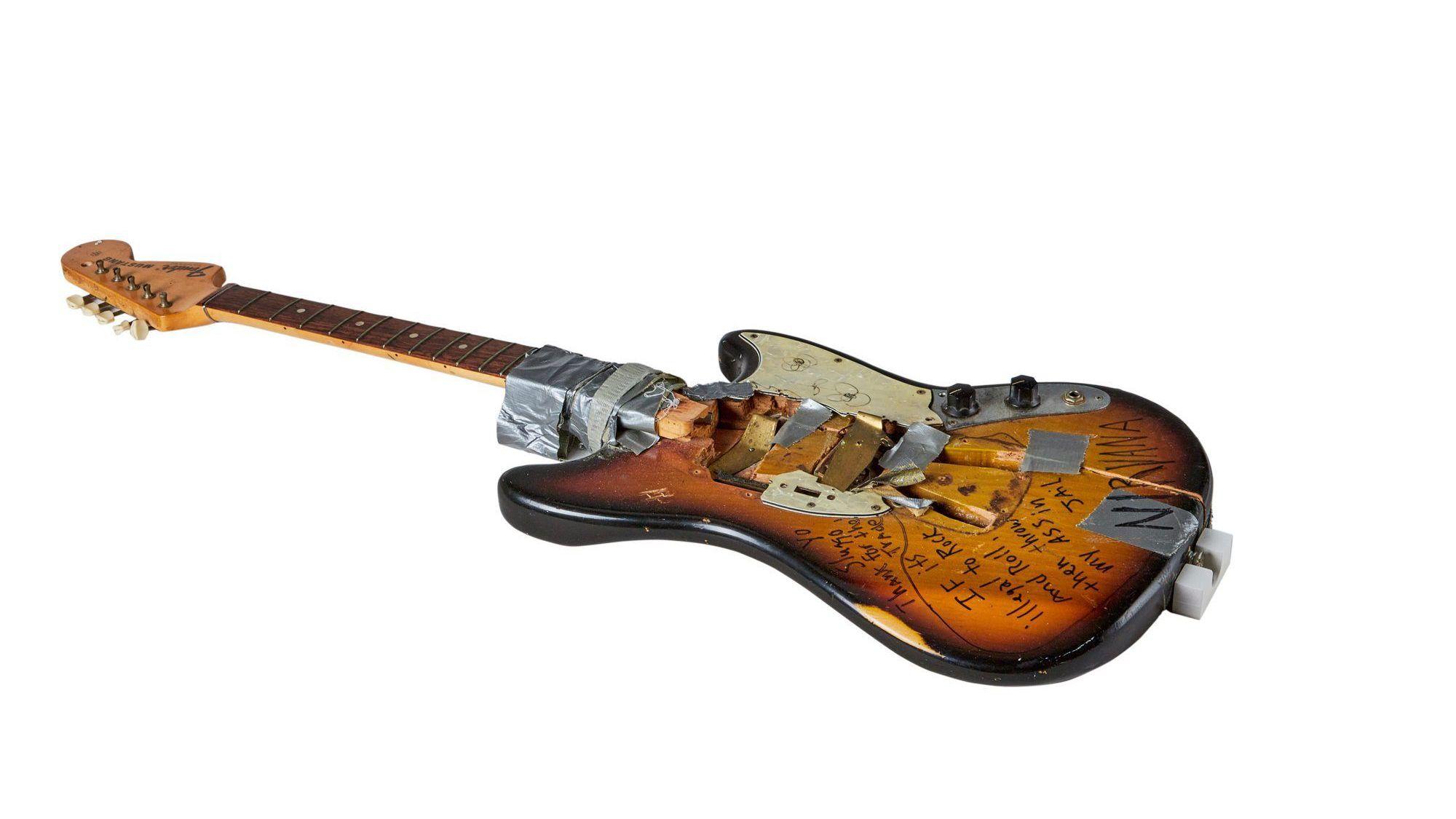 Auf dem Foto ist die Gitarre des früheren Nirvana-Frontmanns Kurt Cobain zu sehen, die im Rahmen der Auktion versteigert wurde.