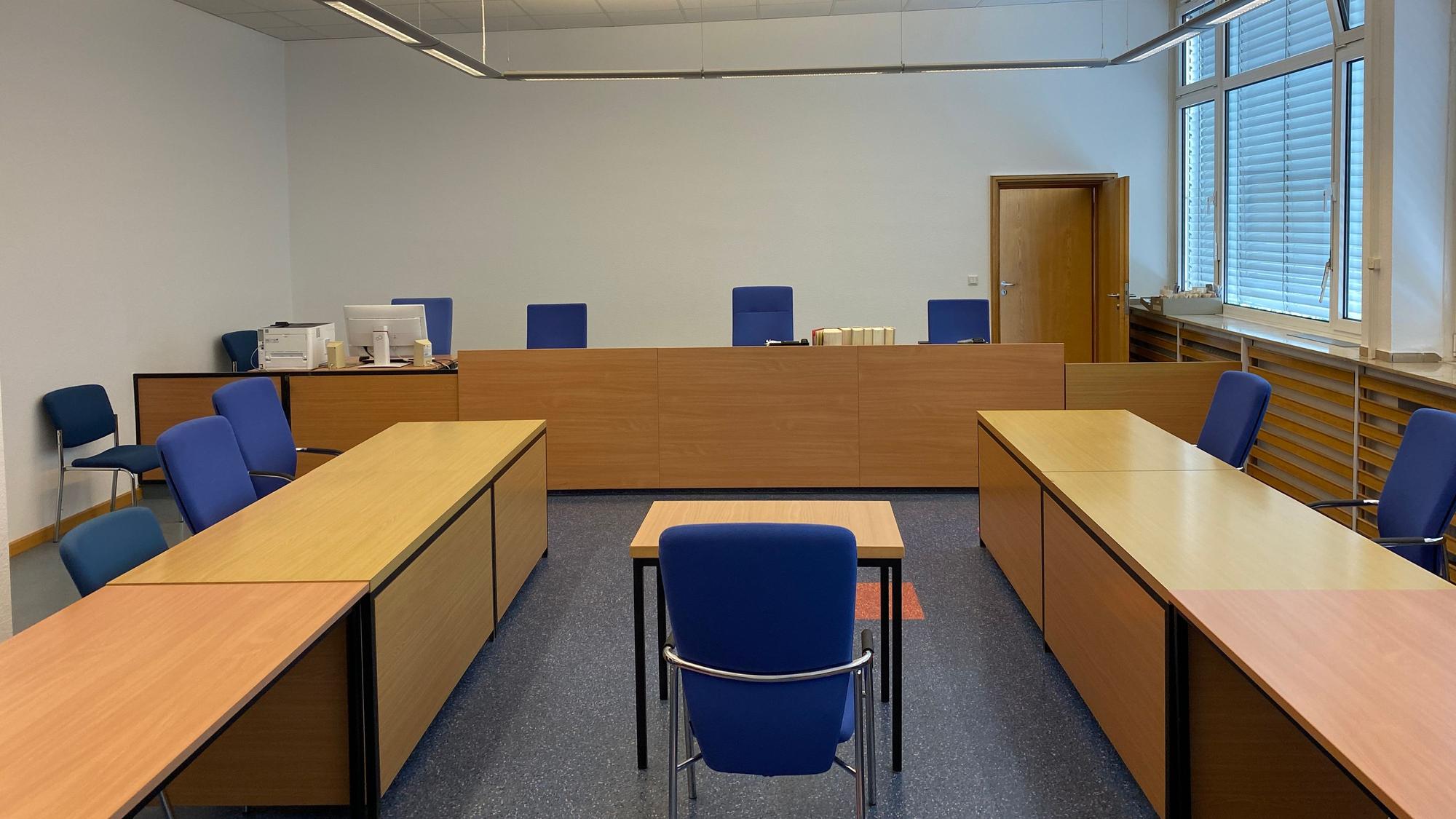 In einem Saal des Amtsgerichtes stehen Tische und Stühle.