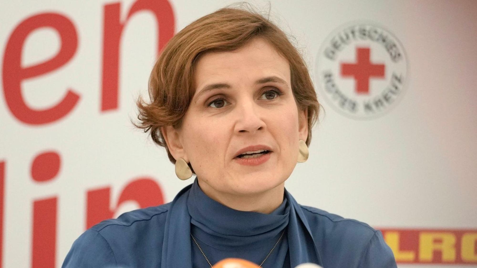 Katja Kipping (Linke), Senatorin für Arbeit, Soziales und Integration in Berlin, spricht auf einer Pressekonferenz in Berlin.