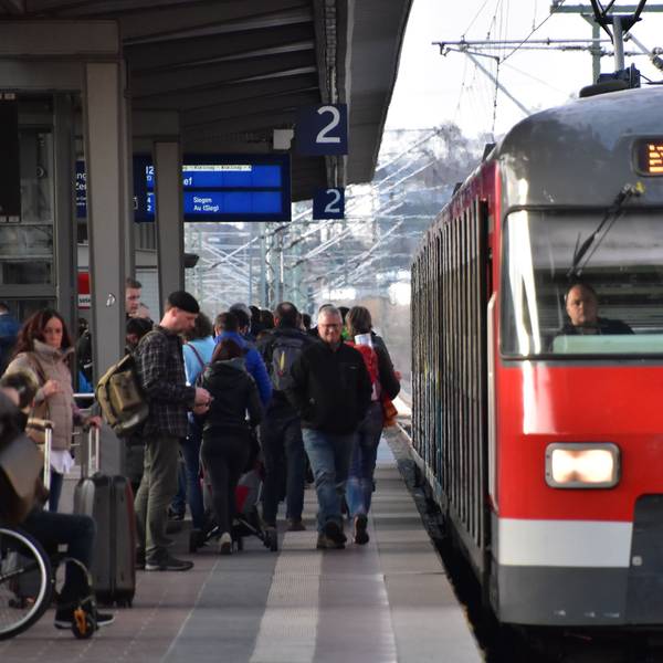Das S-Bahn-Angebot auf der viel befahrenen Siegstrecke könnte ab Ende 2026 zugunsten der neuen S-Bahn-Verbindung nach Bonn ausgedünnt werden. Dagegen regt sich Widerstand.