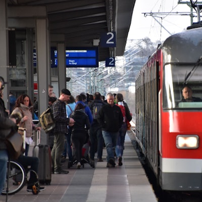 Das S-Bahn-Angebot auf der viel befahrenen Siegstrecke könnte ab Ende 2026 zugunsten der neuen S-Bahn-Verbindung nach Bonn ausgedünnt werden. Dagegen regt sich Widerstand.