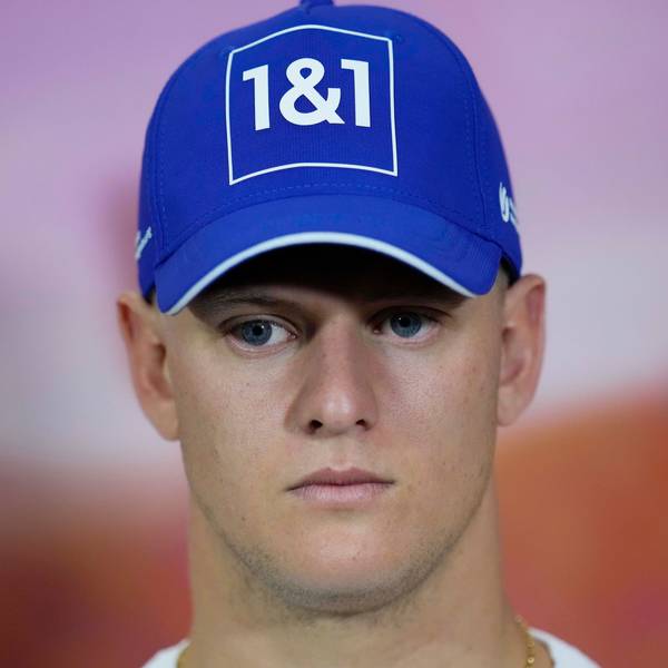 Mick Schumacher, Pilot beim US-amerikanischen Formel-1-Team Haas, bei einer Pressekonferenz mit blauer Sponsorenkappe.
