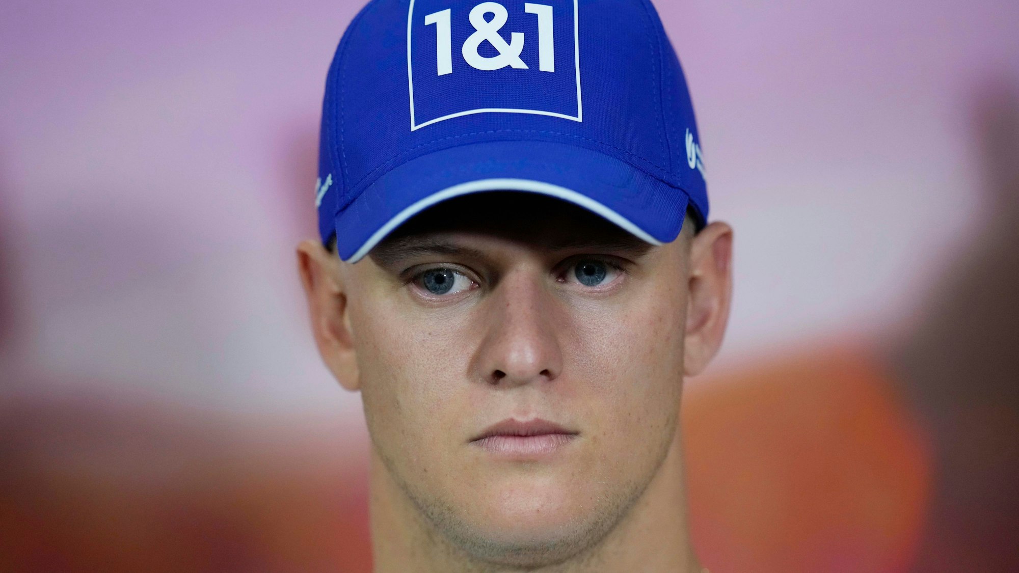 Mick Schumacher, Pilot beim US-amerikanischen Formel-1-Team Haas, bei einer Pressekonferenz mit blauer Sponsorenkappe.