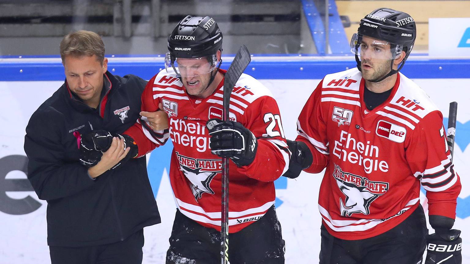 26.10.2022, Lanxess-Arena Köln, Eishockey, Penny DEL Saison 2022 2023, Kölner Haie - Grizzlys Wolfsburg: Mark Olver von Kölner Haie wird von Björn Krupp von Grizzlys Wolfsburg in die Bande gedrückt und bleibt verletzt auf dem Eis liegen eher er seiner Verletzung geschuldet die Eisfläche verlassen muss. NRW Deutschland *** 26 10 2022, Lanxess Arena Cologne, ice hockey, penny DEL season 2022 2023, Kölner Haie Grizzlys Wolfsburg Mark Olver of Kölner Haie is pushed into the boards by Björn Krupp of Grizzlys Wolfsburg and remains injured on the ice rather he must leave the ice surface due to his injury NRW Germany