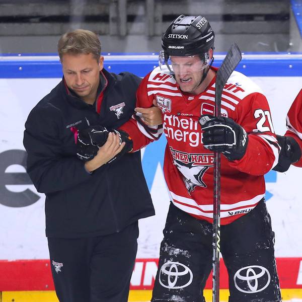 26.10.2022, Lanxess-Arena Köln, Eishockey, Penny DEL Saison 2022 2023, Kölner Haie - Grizzlys Wolfsburg: Mark Olver von Kölner Haie wird von Björn Krupp von Grizzlys Wolfsburg in die Bande gedrückt und bleibt verletzt auf dem Eis liegen eher er seiner Verletzung geschuldet die Eisfläche verlassen muss. NRW Deutschland *** 26 10 2022, Lanxess Arena Cologne, ice hockey, penny DEL season 2022 2023, Kölner Haie Grizzlys Wolfsburg Mark Olver of Kölner Haie is pushed into the boards by Björn Krupp of Grizzlys Wolfsburg and remains injured on the ice rather he must leave the ice surface due to his injury NRW Germany