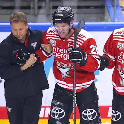 26.10.2022, Lanxess-Arena Köln, Eishockey, Penny DEL Saison 2022 2023, Kölner Haie - Grizzlys Wolfsburg: Mark Olver von Kölner Haie wird von Björn Krupp von Grizzlys Wolfsburg in die Bande gedrückt und bleibt verletzt auf dem Eis liegen eher er seiner Verletzung geschuldet die Eisfläche verlassen muss. NRW Deutschland *** 26 10 2022, Lanxess Arena Cologne, ice hockey, penny DEL season 2022 2023, Kölner Haie Grizzlys Wolfsburg Mark Olver of Kölner Haie is pushed into the boards by Björn Krupp of Grizzlys Wolfsburg and remains injured on the ice rather he must leave the ice surface due to his injury NRW Germany