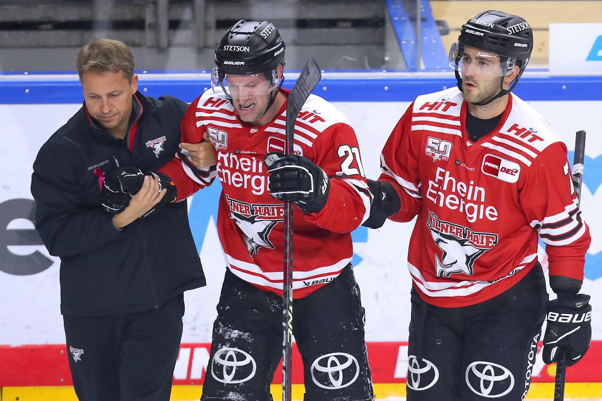 26.10.2022, Lanxess-Arena Köln, Eishockey, Penny DEL Saison 2022 2023, Kölner Haie - Grizzlys Wolfsburg: Mark Olver von Kölner Haie wird von Björn Krupp von Grizzlys Wolfsburg in die Bande gedrückt und bleibt verletzt auf dem Eis liegen eher er seiner Verletzung geschuldet die Eisfläche verlassen muss. NRW Deutschland *** 26 10 2022, Lanxess Arena Cologne, ice hockey, penny DEL season 2022 2023, Kölner Haie Grizzlys Wolfsburg Mark Olver of Kölner Haie is pushed into the boards by Björn Krupp of Grizzlys Wolfsburg and remains injured on the ice rather he must leave the ice surface due to his injury NRW Germany