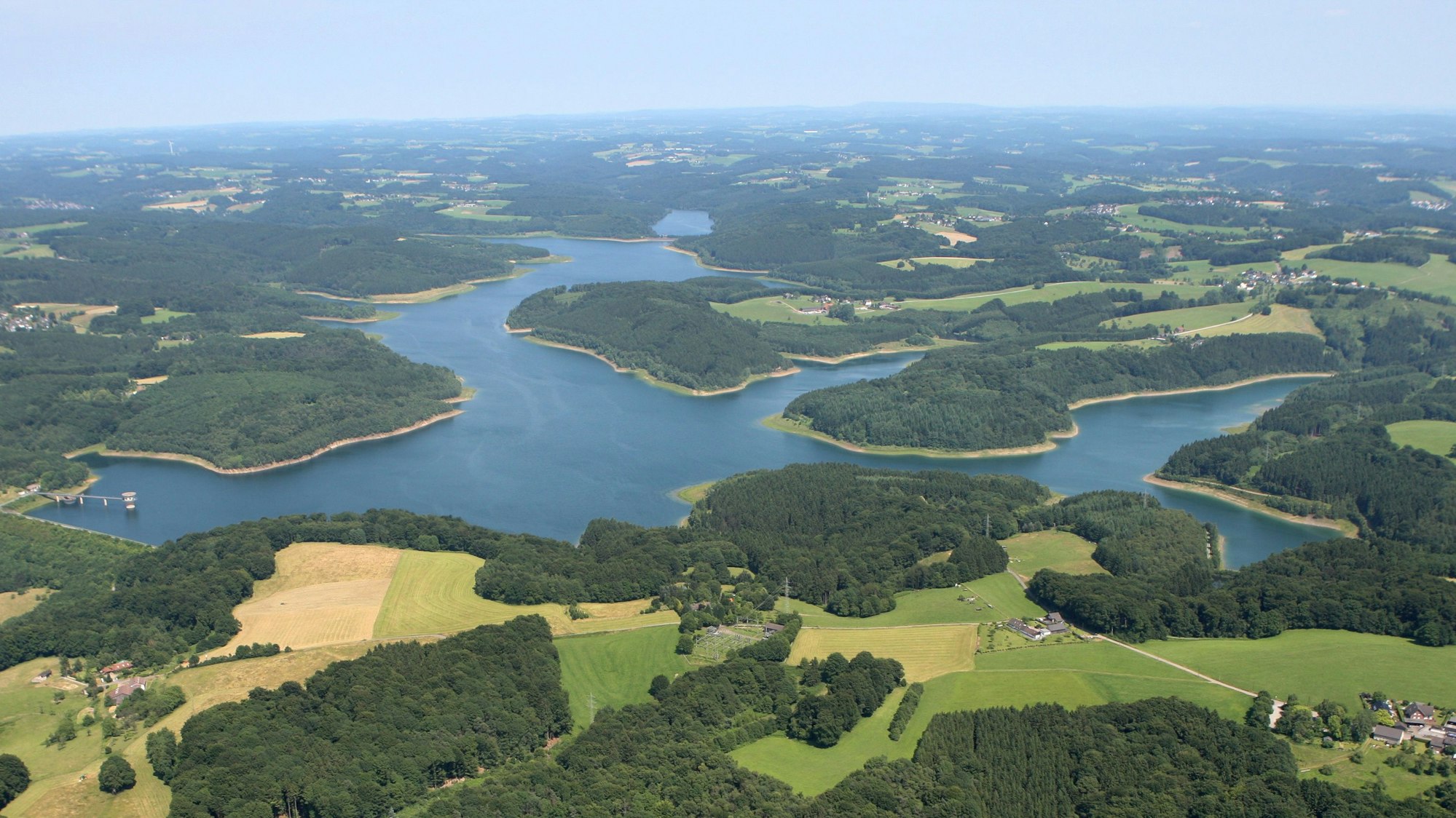 Luftbild der Großen Dhüntalsperre