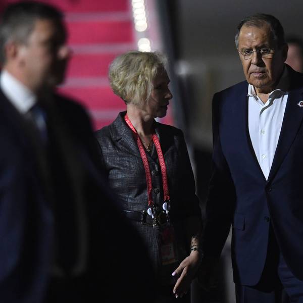 Sergej Lawrow (M), Außenminister von Russland, geht bei der Ankunft zum G20-Gipfel am Ngurah Rai International Airport, die Treppe seines Flugzeugs hinunter.