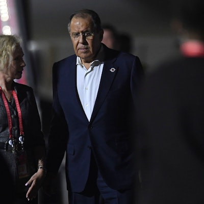 Sergej Lawrow (M), Außenminister von Russland, geht bei der Ankunft zum G20-Gipfel am Ngurah Rai International Airport, die Treppe seines Flugzeugs hinunter.