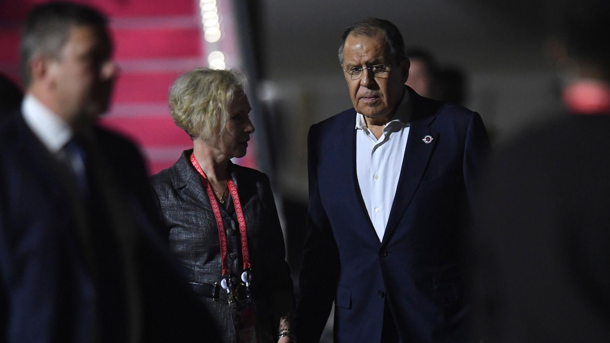 Sergej Lawrow (M), Außenminister von Russland, geht bei der Ankunft zum G20-Gipfel am Ngurah Rai International Airport, die Treppe seines Flugzeugs hinunter.