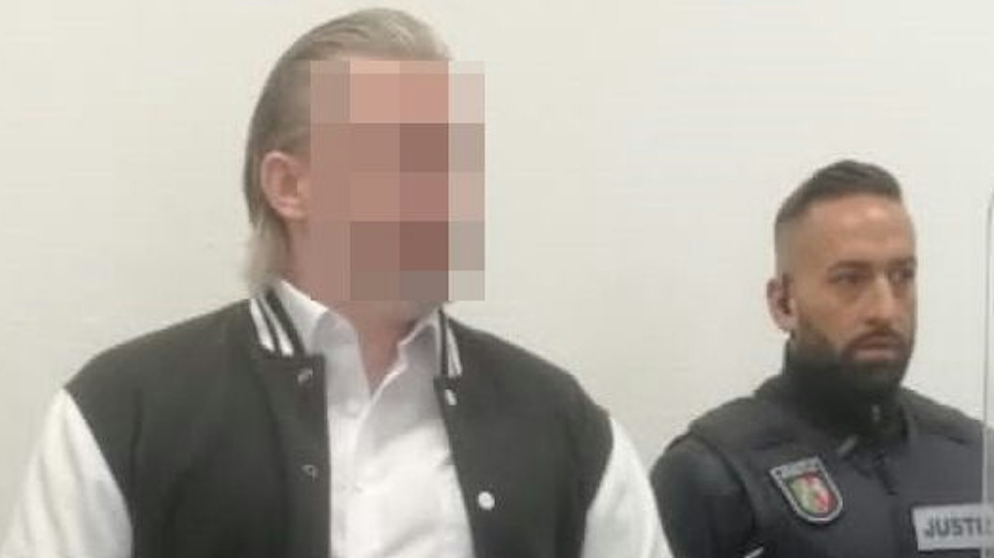 Das Foto zeigt den 42-jährigen Krankenpfleger am ersten Prozesstag im September 2022. Er soll zwei Frauen ermordet haben.