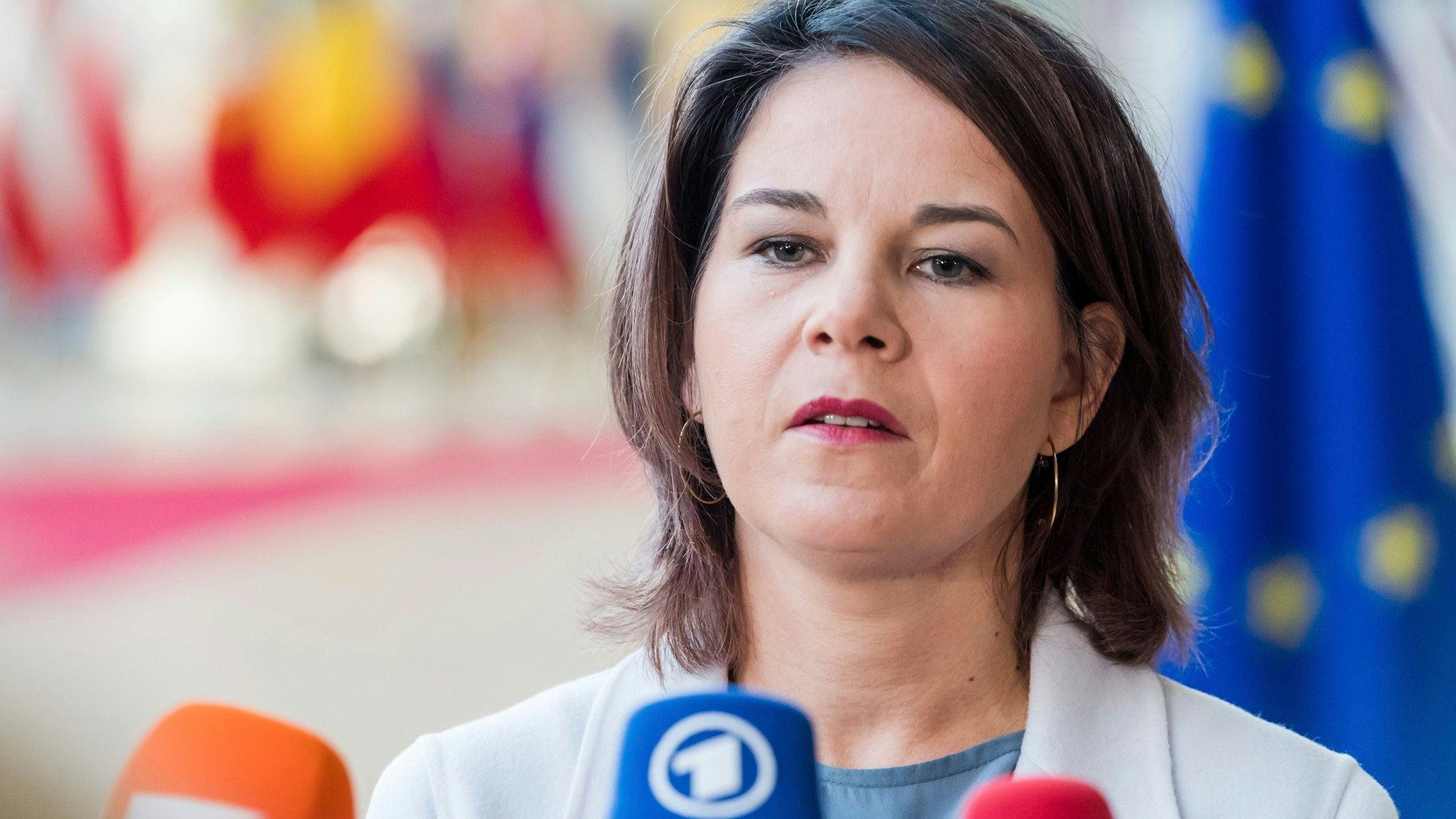 Die deutsche Außenministerin Annalena Baerbock spricht in Brüssel mit Journalisten, als sie zu einem Treffen der EU-Außenminister im EU-Ratsgebäude eintrifft.