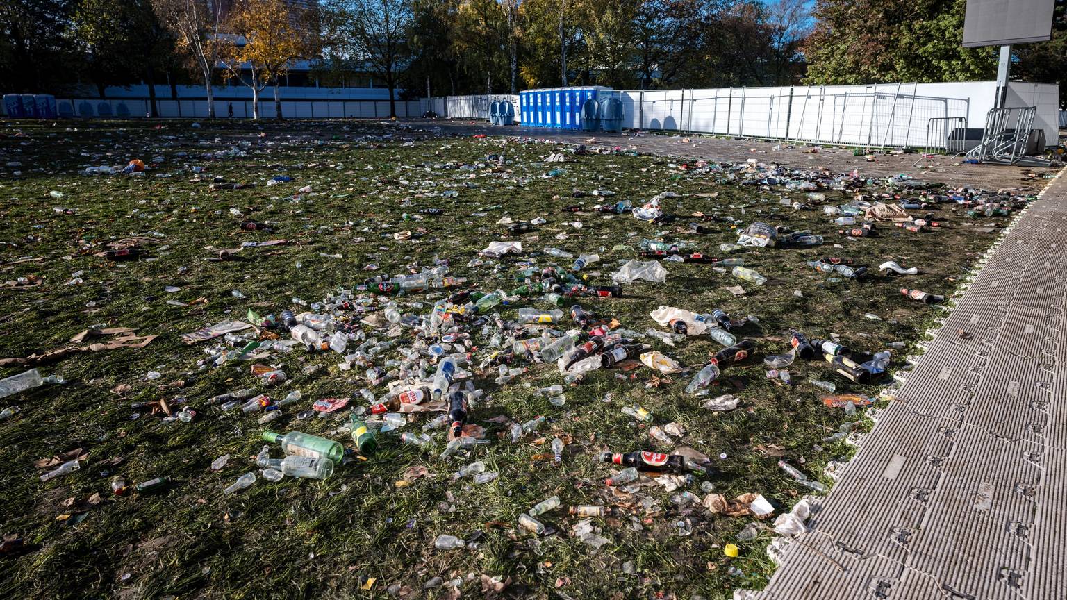 Die Uniwiese ist voller Müll nach dem Elften Elften.