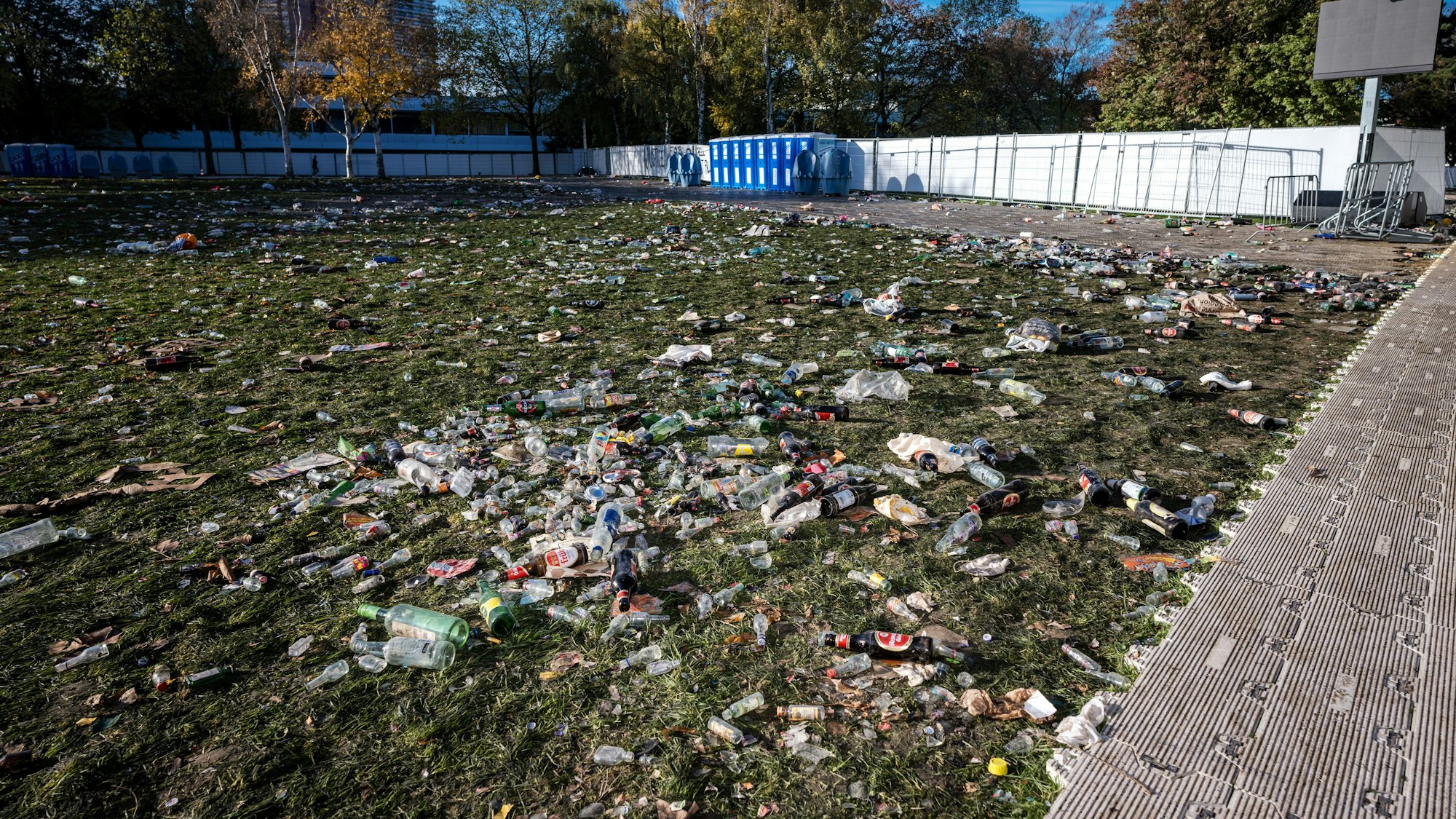 Die Uniwiese ist voller Müll nach dem Elften Elften.