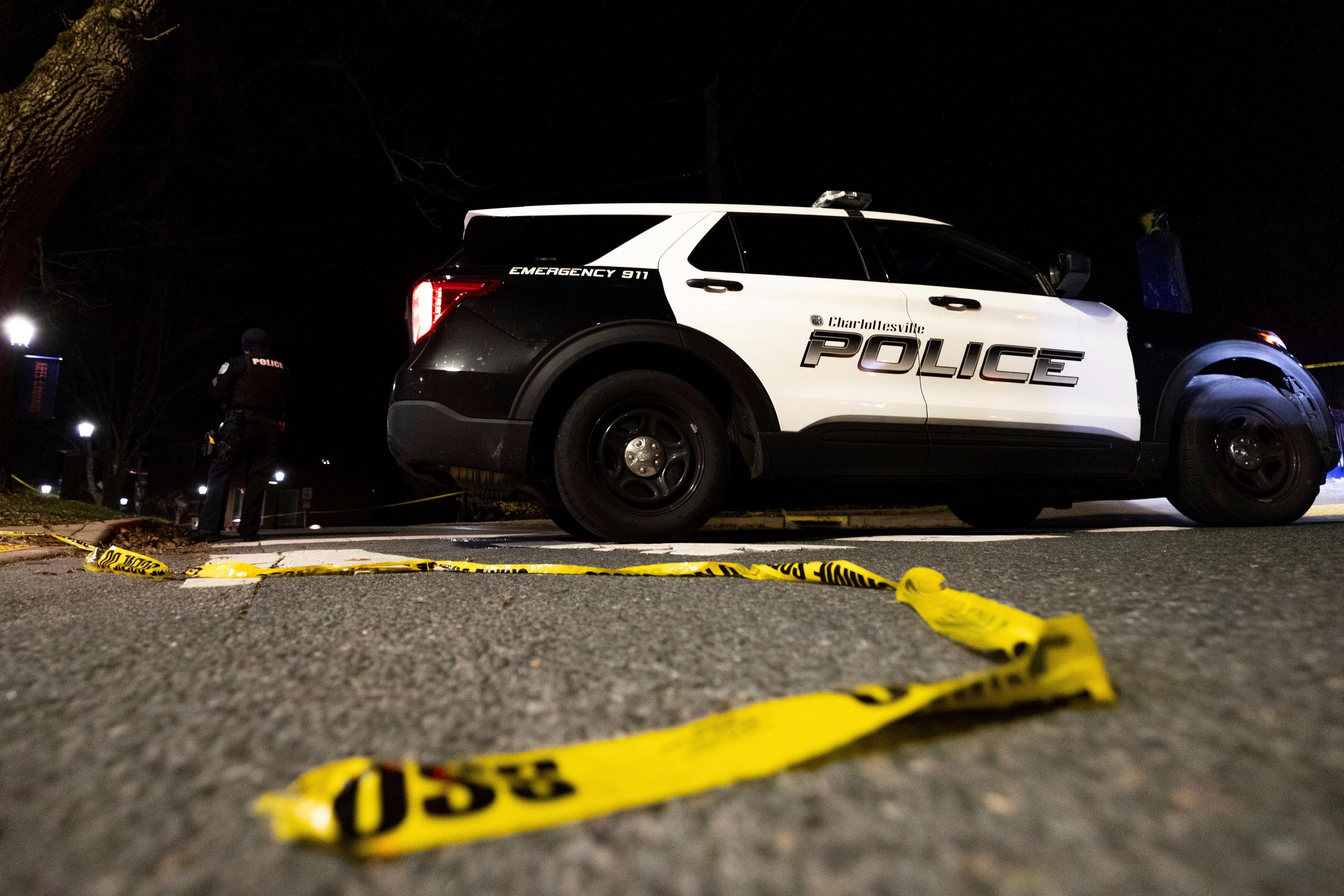 Ein Fahrzeug der Polizei von Charlottesville parkt auf der Culbreath Road während einer Schießerei auf dem Campus der University of Virginia in Charlottesville