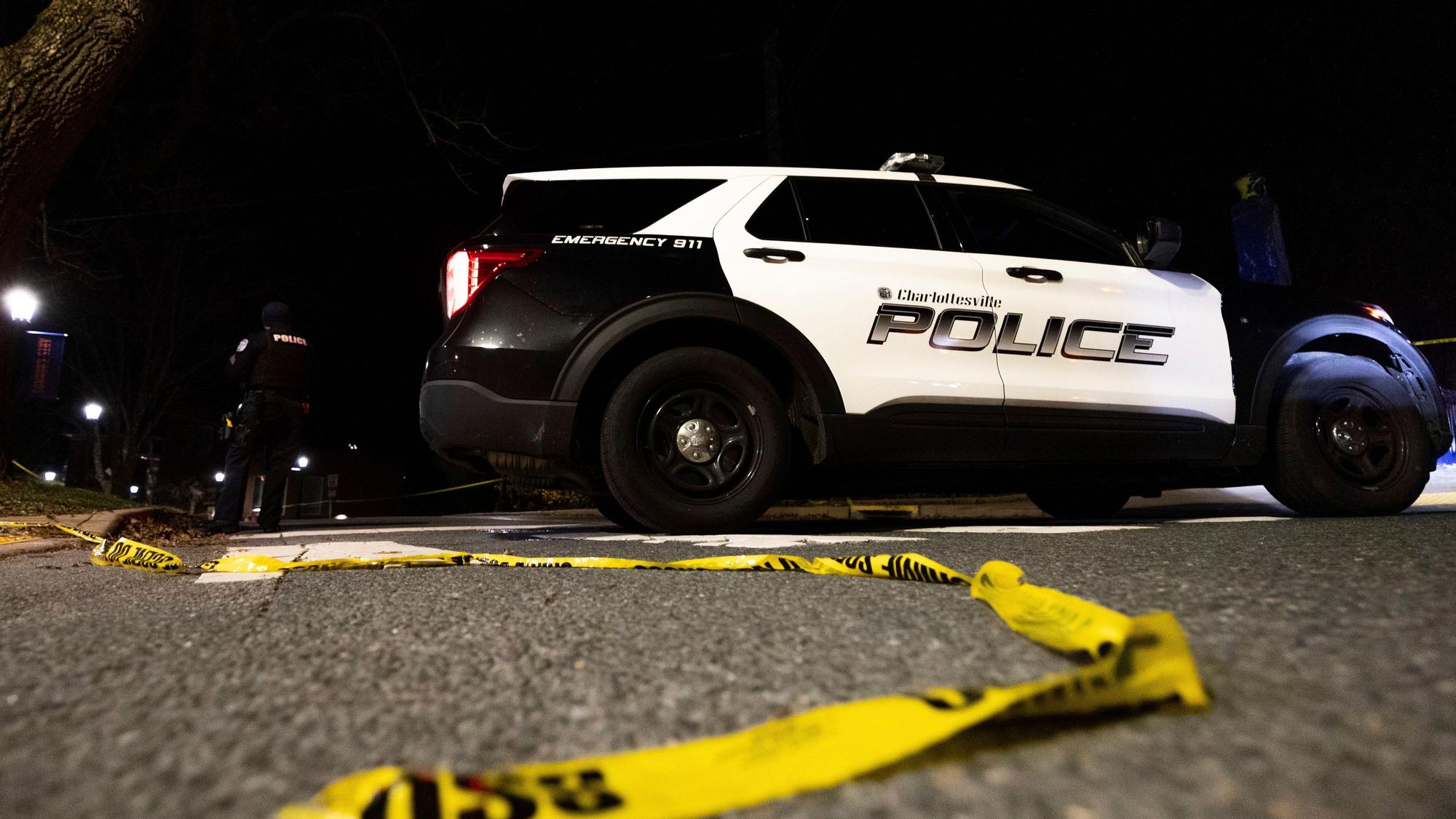 Ein Fahrzeug der Polizei von Charlottesville parkt auf der Culbreath Road während einer Schießerei auf dem Campus der University of Virginia in Charlottesville