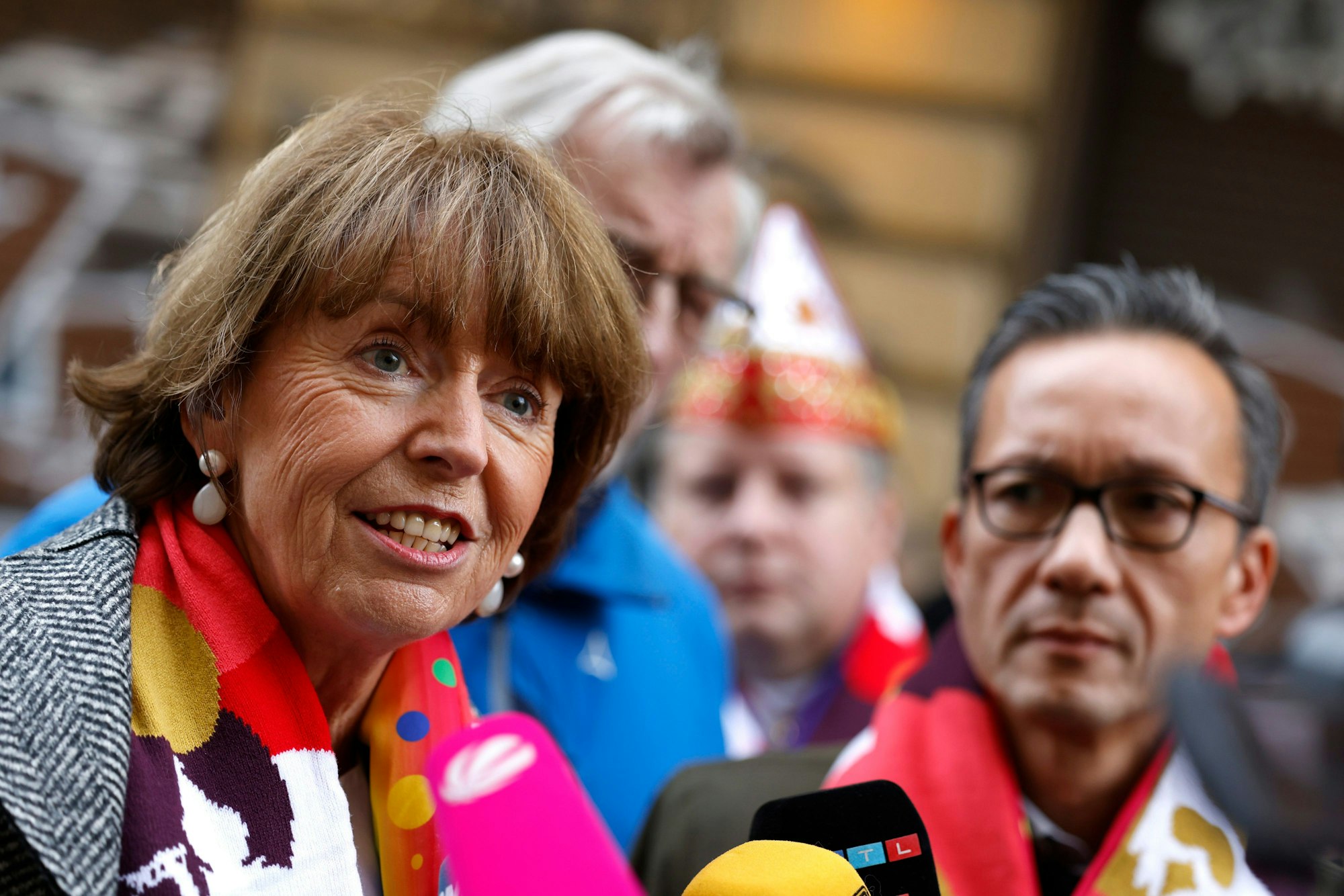 Henriette Reker geben nach einem Rundgang auf der Zülpicher Straße ein Statement ab.