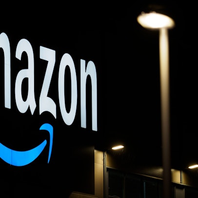 Das Logo von Amazon ist am einem Logistikzentrum des Onlineversandhändlers zu sehen.