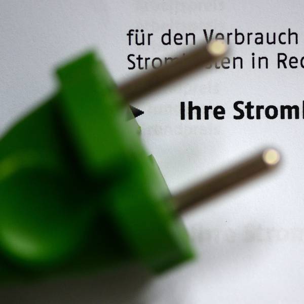 Ein grüner Stromstecker auf einer Stromrechnung.