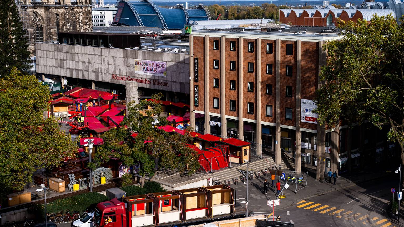 Die Bühne wird bereitet für die Weihnachtszeit: Vorbereitungen für den Markt auf dem Roncalliplatz.