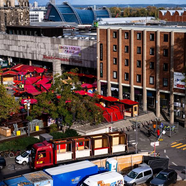 Die Bühne wird bereitet für die Weihnachtszeit: Vorbereitungen für den Markt auf dem Roncalliplatz.