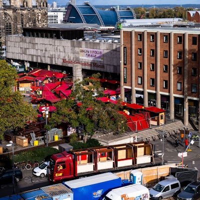 Die Bühne wird bereitet für die Weihnachtszeit: Vorbereitungen für den Markt auf dem Roncalliplatz.