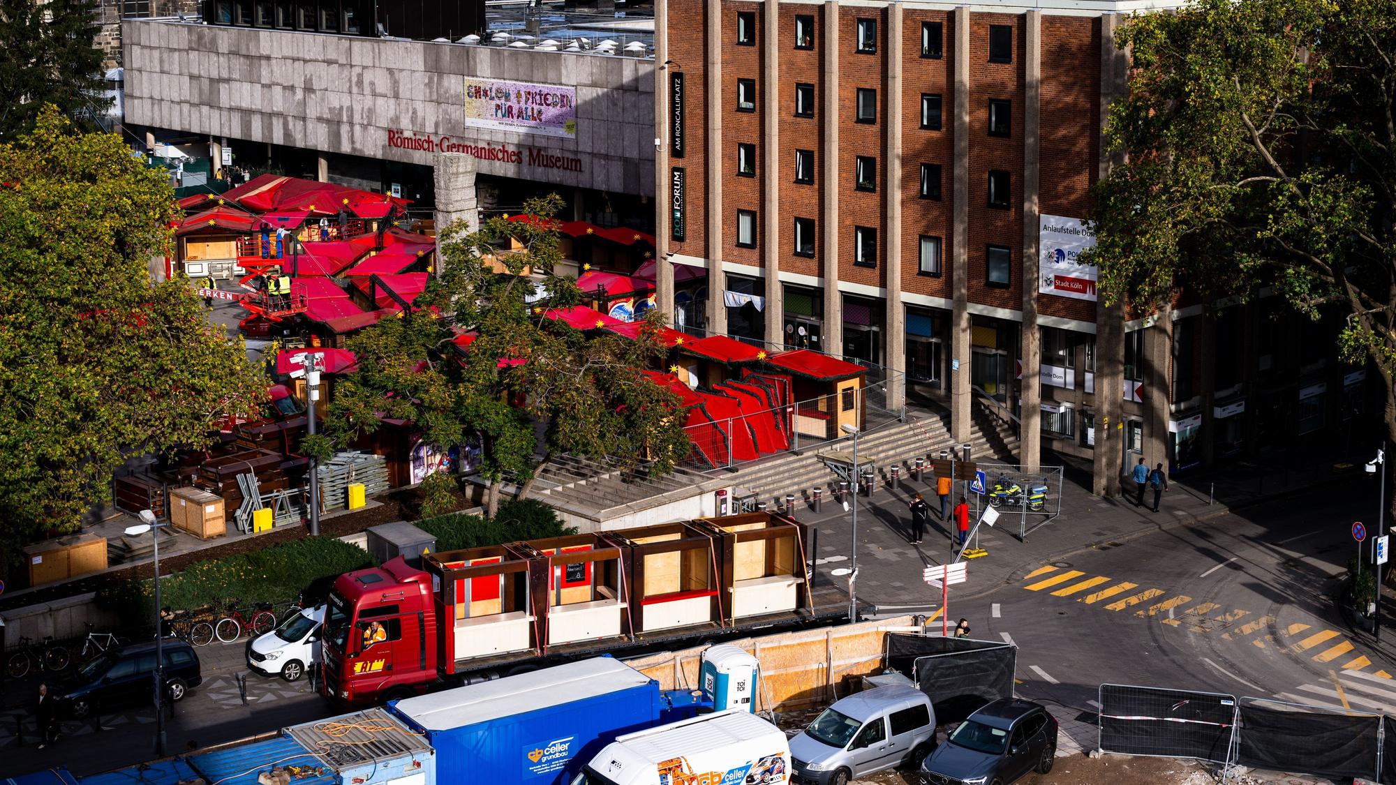 Die Bühne wird bereitet für die Weihnachtszeit: Vorbereitungen für den Markt auf dem Roncalliplatz.