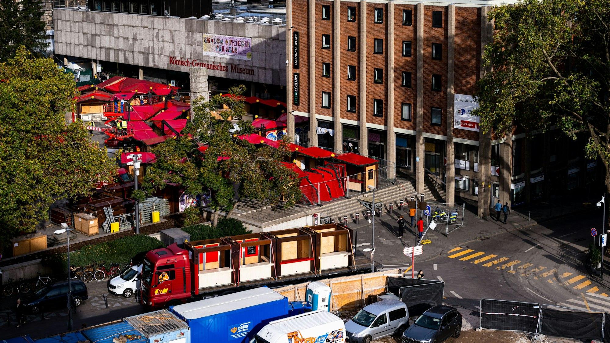 Die Bühne wird bereitet für die Weihnachtszeit: Vorbereitungen für den Markt auf dem Roncalliplatz.