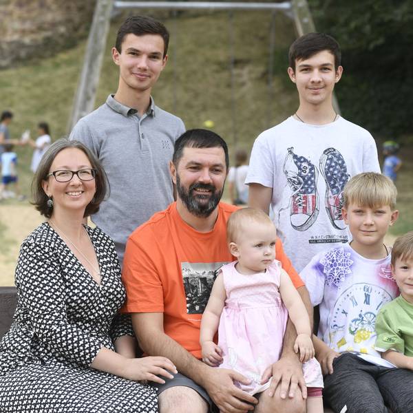 Familie Sukhorukov auf dem Spielplatz beim Annaturmplatz.