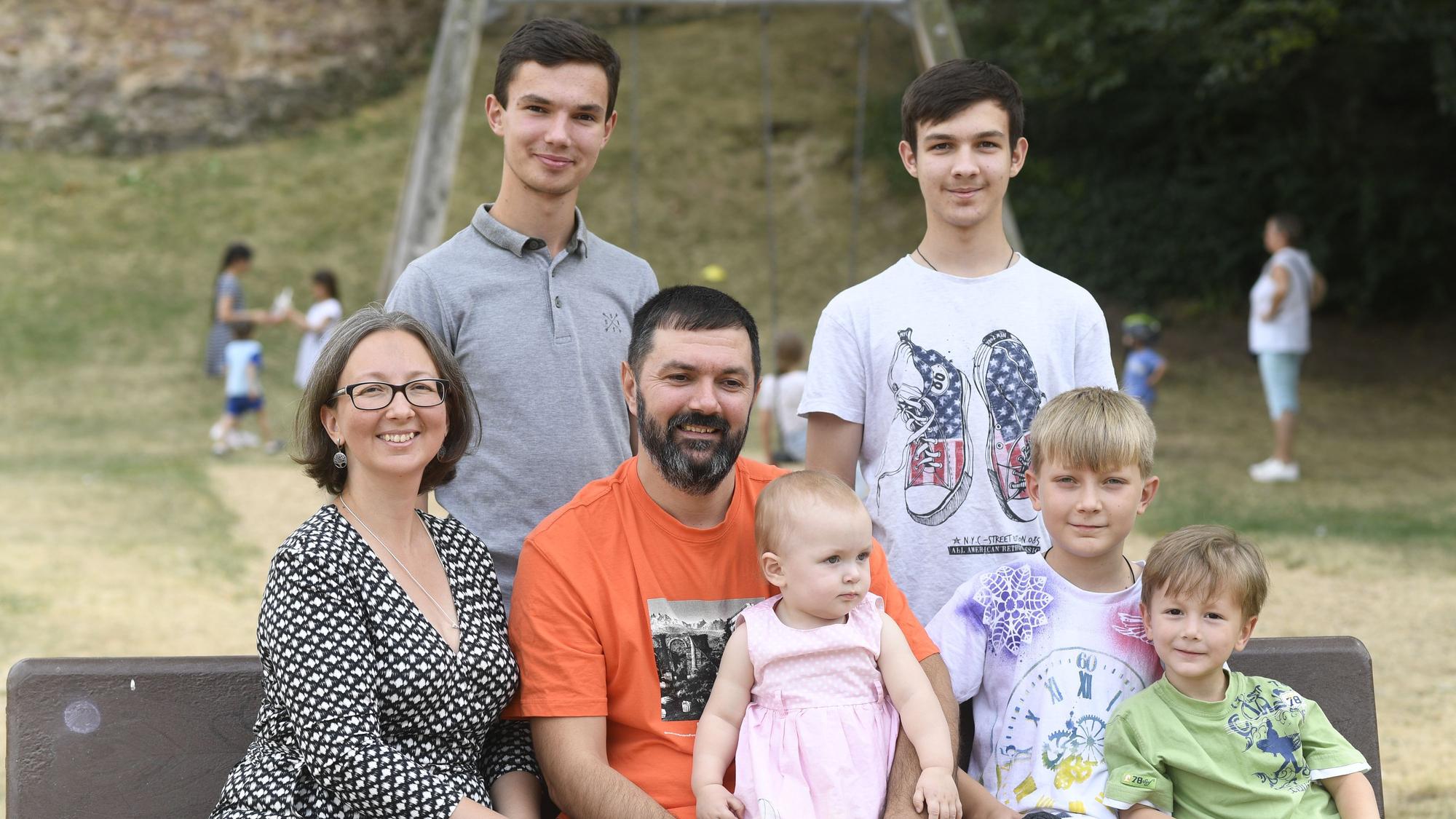 Familie Sukhorukov auf dem Spielplatz beim Annaturmplatz.