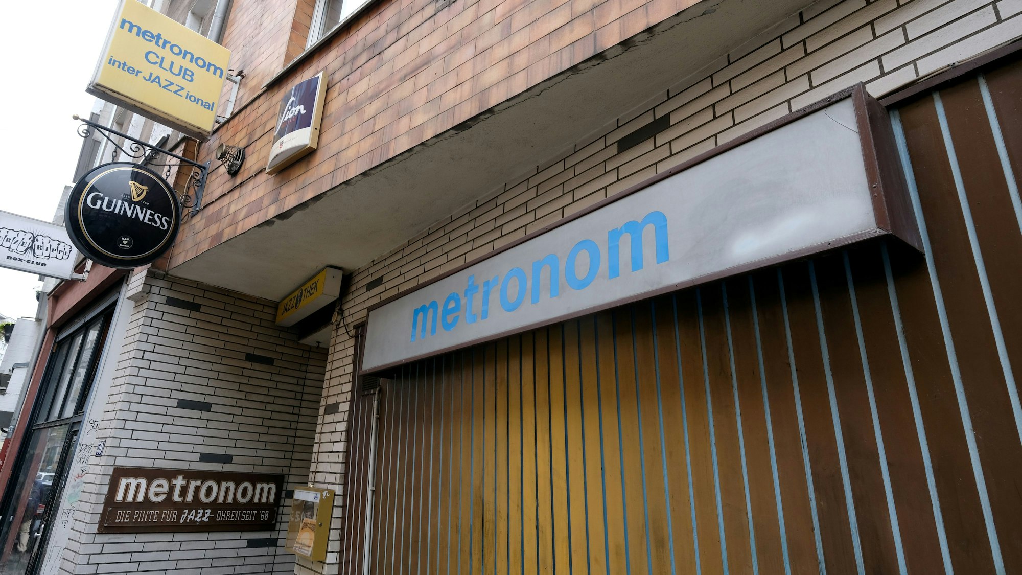 Der Eingang der Jazz-Kneipe Metronom