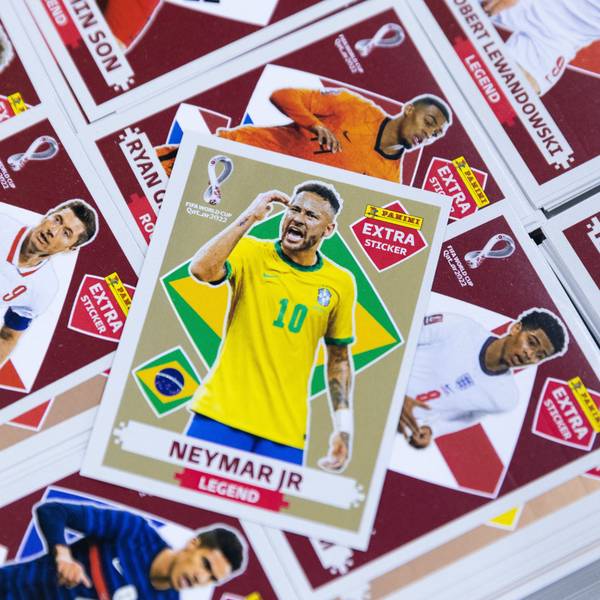 Sammelbildchen diverser Fußballer auf einem Stapel, obenauf „Neymar Jr.“ mit brasilianischer Flagge.