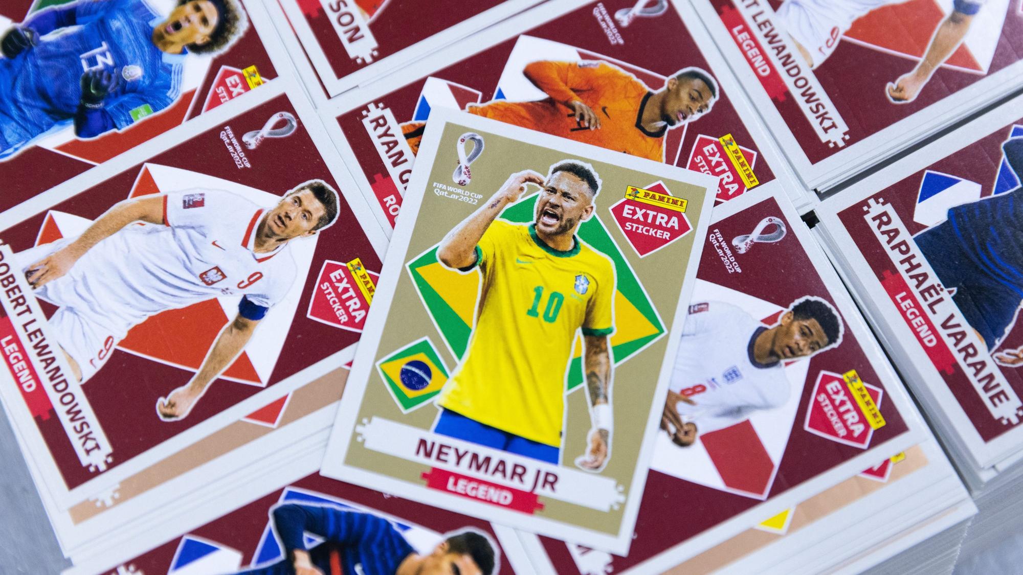 Sammelbildchen diverser Fußballer auf einem Stapel, obenauf „Neymar Jr.“ mit brasilianischer Flagge.
