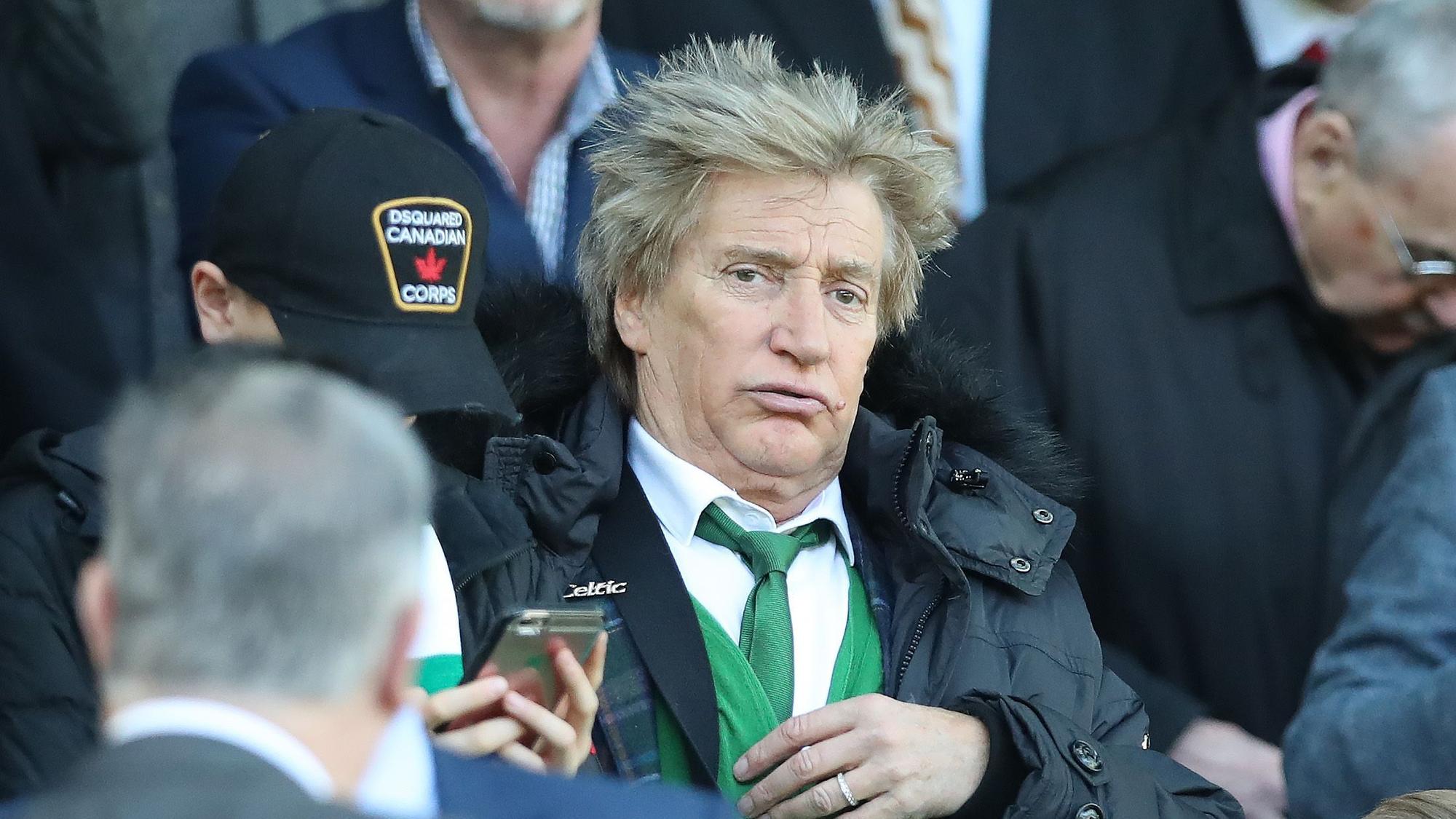 Rod Stewart zieht eine Schnute und schaut genervt in die Kamera.