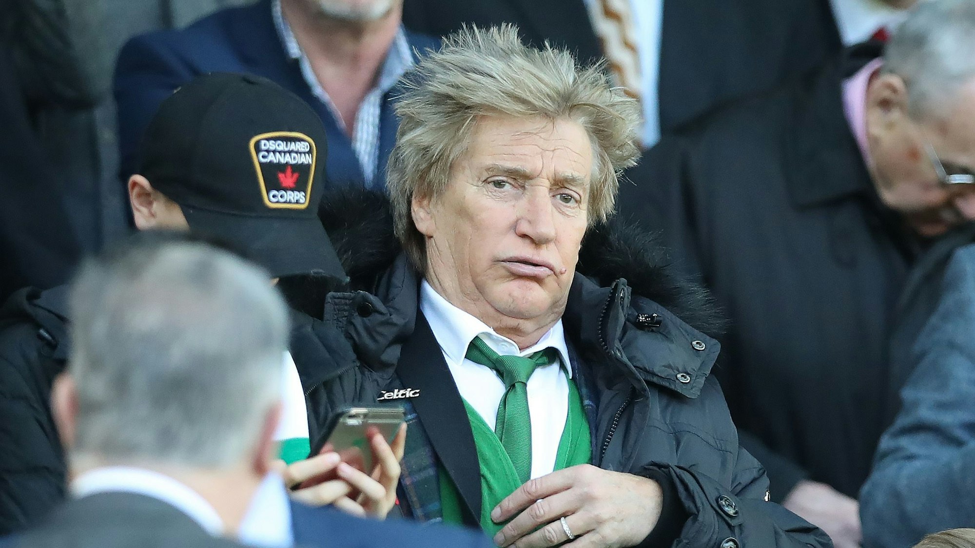 Rod Stewart zieht eine Schnute und schaut genervt in die Kamera.