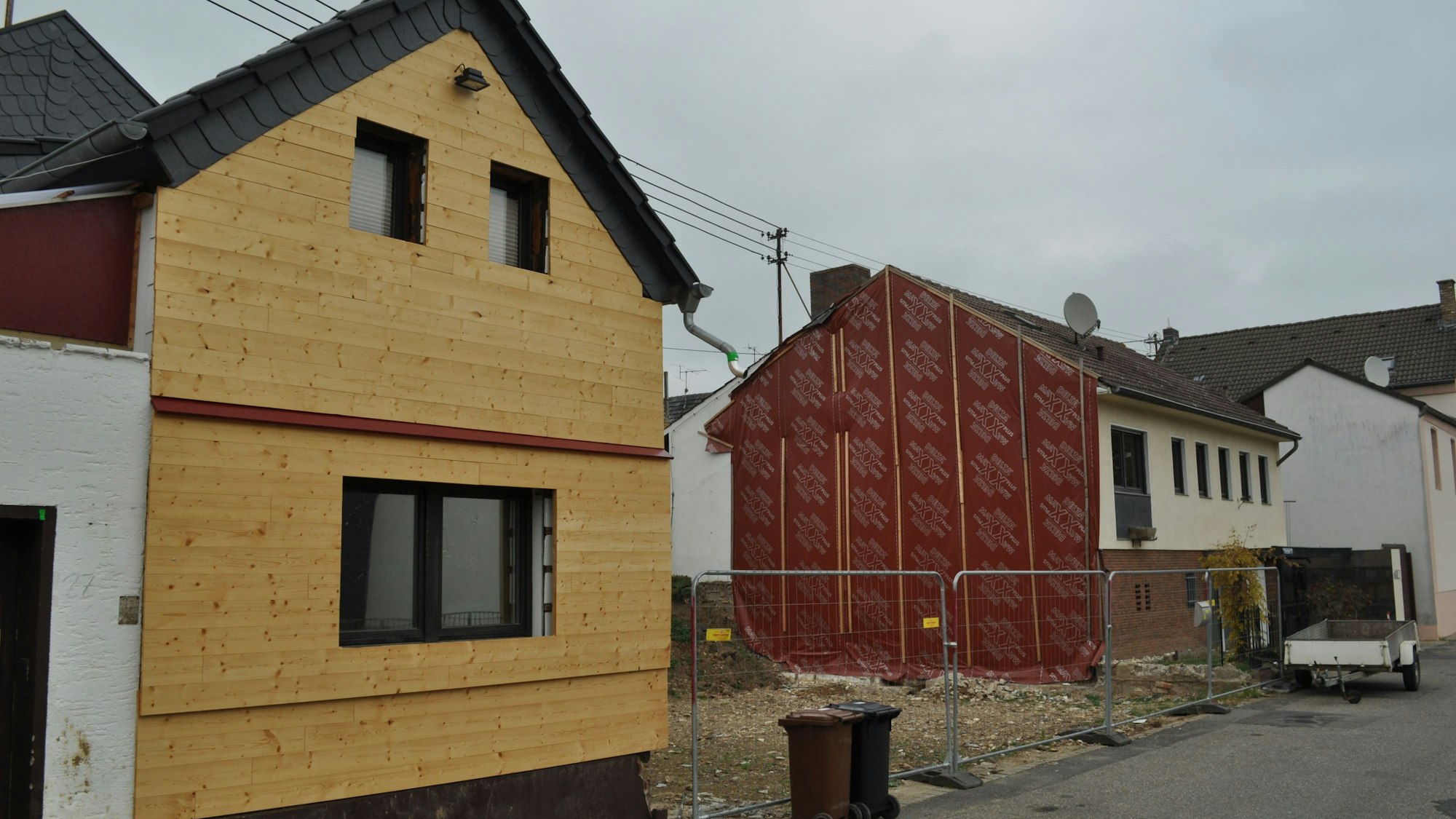 Zwischen zwei reparierten Häusern klafft eine Lücke. Hier musste nach der Flutkatastrophe ein Haus abgerissen werden.