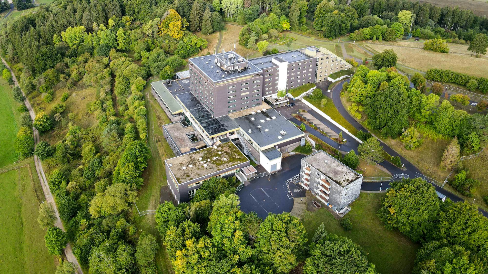 Das Luftbild zeigt die ehemalige Eifelhöhen-Klinik in Marmagen von oben.