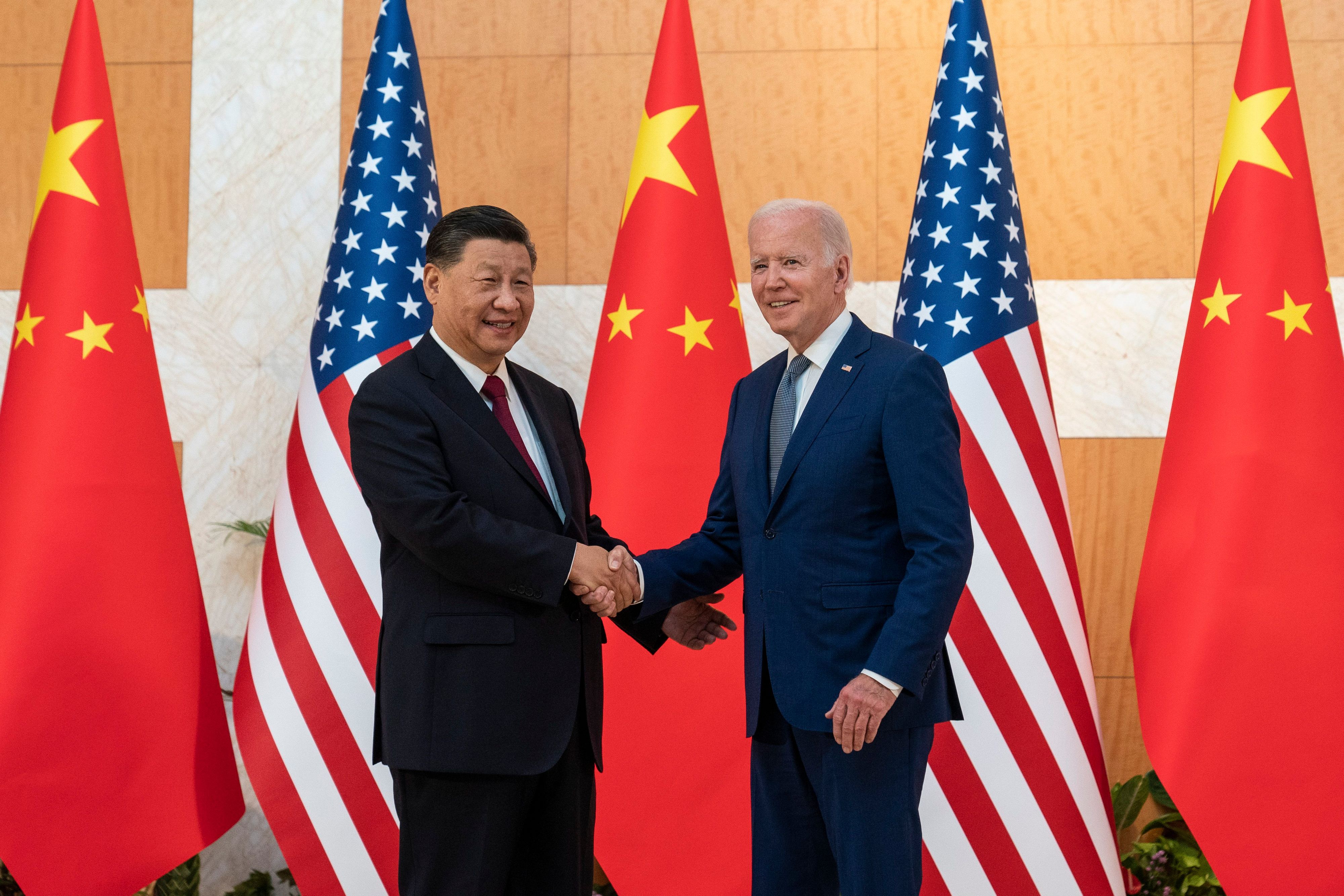 US-Präsident Joe Biden (r.), schüttelt dem chinesischen Präsidenten Xi Jinping bei ihrem Treffen vor dem G20-Gipfel in Bali die Hand.