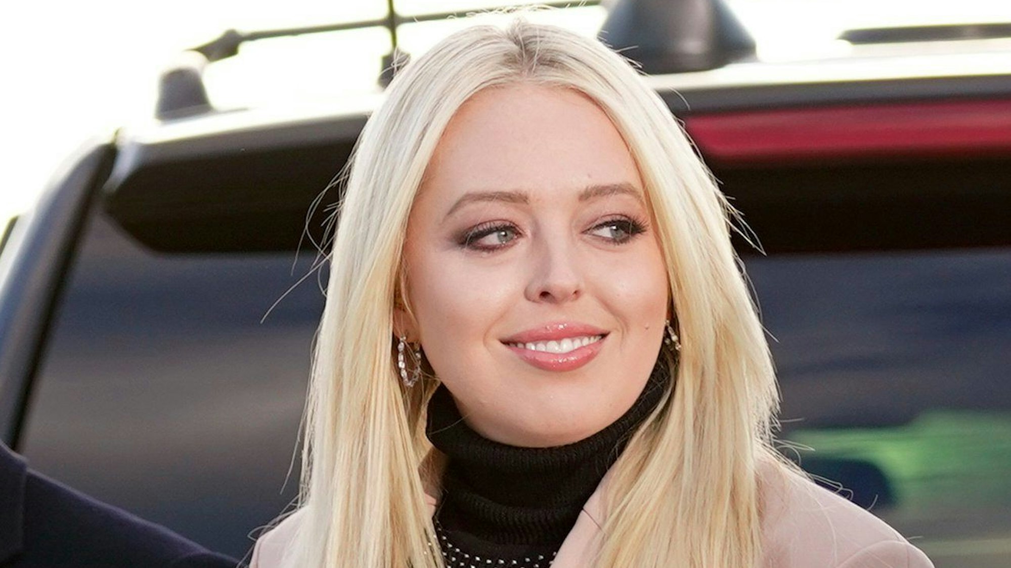 Tiffany Trump und ihr Verlobter Michael Boulos warten auf Andrews Air Force Base auf ihren Vater Donald Trump und dessen Frau Melania.
