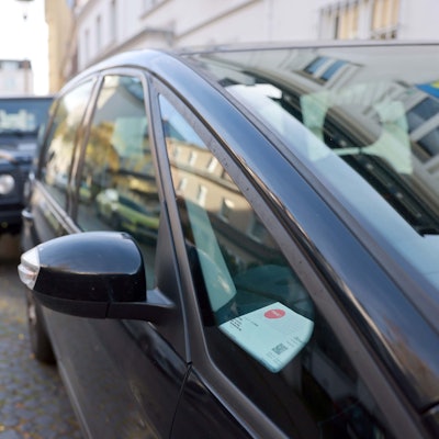 Auto mit Anwohnerparkausweis.